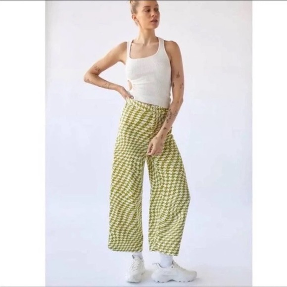 NWT Urban Outfitters Green & White Satin Olympia Print Crop Pants - Picture 13 of 15